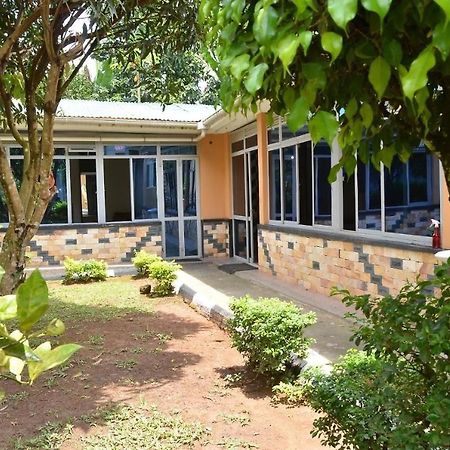 Merian Gardens And Guest House Mukono Town Bagian luar foto