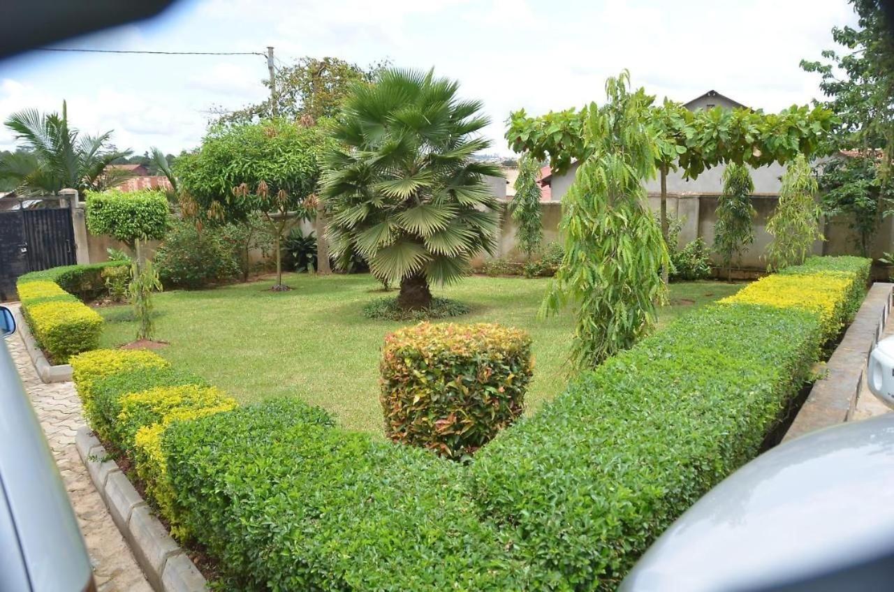 Merian Gardens And Guest House Mukono Town Bagian luar foto
